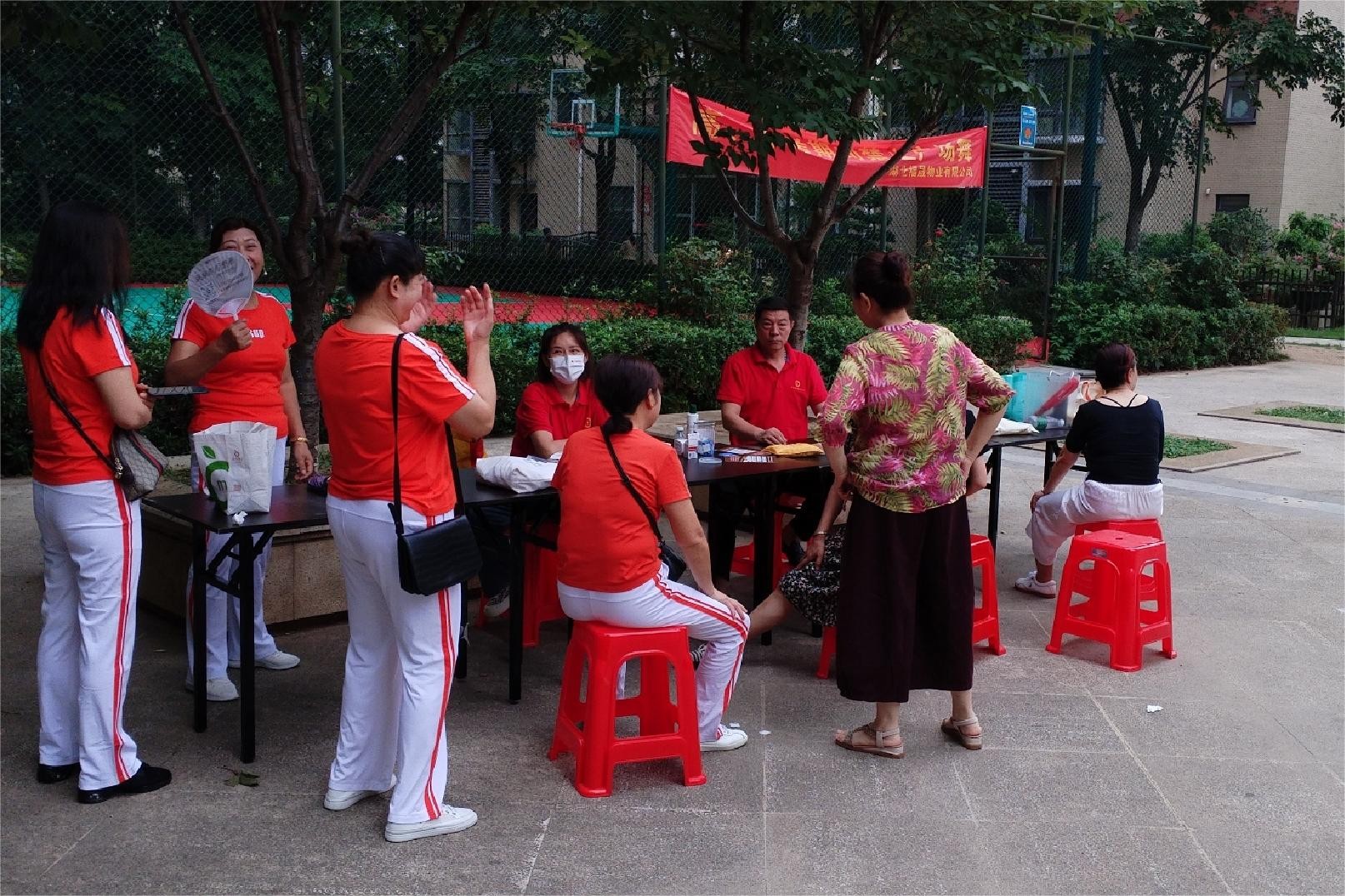 福晟物業(yè)邀請中醫(yī)堂專家為業(yè)主提供“關愛滿滿”，愛心義診”便民服務